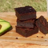 Chat British Shorthair gris regardant des aliments toxiques sur une table de cuisine 